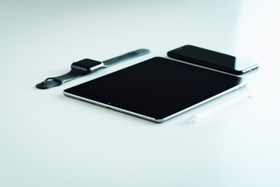 太空灰色iPad、iPhone和苹果手表